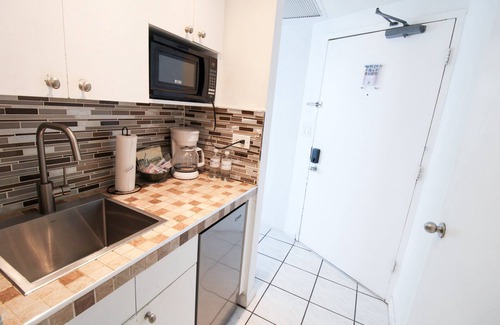 La Gorce Condominio | Castle 412 BayView Studio with Pool and Direct Beach Access, Tennis, Free Parking