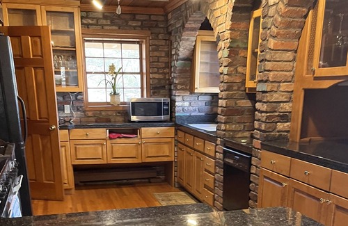 Cartersville Otro | Castle<5 min. to LakePoint, sleeps10, very spacious, Mountain Views, private
