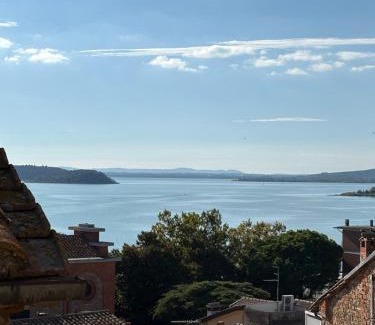 Passignano sul Trasimeno Apartamento | Castle Apartment with Lake View