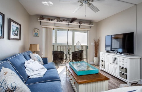 South Island Apartamento | Castle Beach 105, Gulf Front, 2 Bedrooms, , Elevator, Sleeps 6, Heated Pool