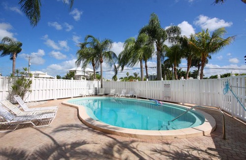 South Island Apartamento | Castle Beach 105, Gulf Front, 2 Bedrooms, , Elevator, Sleeps 6, Heated Pool