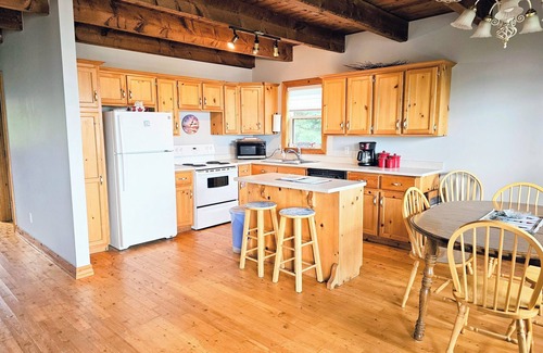 Prince County Cabaña | Castle Black A charming ocean view 3-bedroom cottage in Kildare PEI