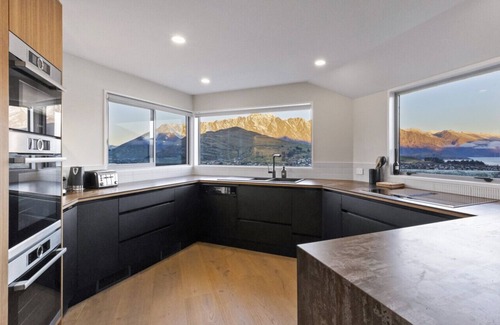 Queenstown City Centre Villa | Castle Cliff Lodge | Spa Pool + Sauna | Games Room