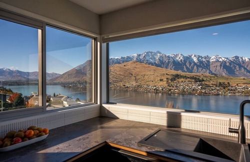 Queenstown City Centre Villa | Castle Cliff Lodge | Spa Pool + Sauna | Games Room