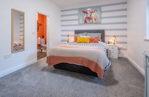 Rosscarbery Otro | Castle Freke Estate, The Cow Shed Beautifully restored one bedroom apartment