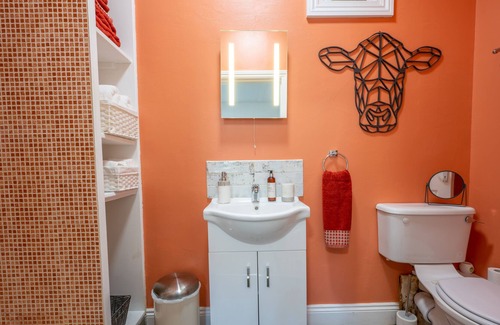 Rosscarbery Otro | Castle Freke Estate, The Cow Shed Beautifully restored one bedroom apartment