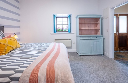 Rosscarbery Otro | Castle Freke Estate, The Cow Shed Beautifully restored one bedroom apartment