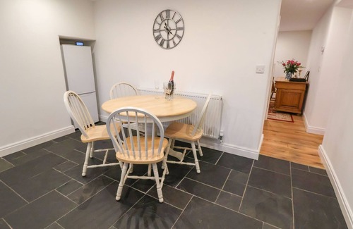 Meliden Cabaña | CASTLE HOUSE, pet friendly, character holiday cottage in Dyserth