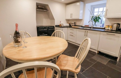 Meliden Cabaña | CASTLE HOUSE, pet friendly, character holiday cottage in Dyserth