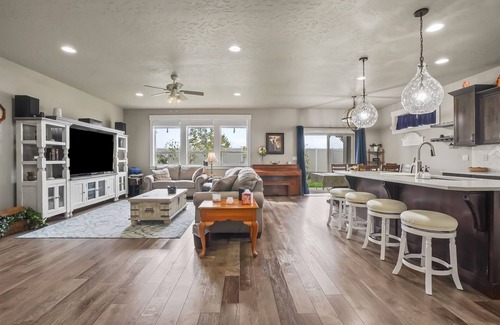 Nampa Casa | Castle Peak Larger Home|BBQ|Private Backyard|Park!