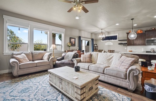 Nampa Casa | Castle Peak Larger Home|BBQ|Private Backyard|Park!