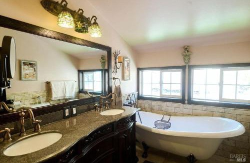 Redwood Valley Casa | Castle retreat get-away