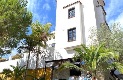 Alozaina Apartamento | Castle Tower apartment BERNARD in rural holiday park