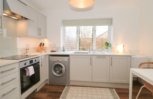 Isle of Purbeck Cabaña | CASTLE VIEW ANNEX, pet friendly, with a garden in Corfe Castle