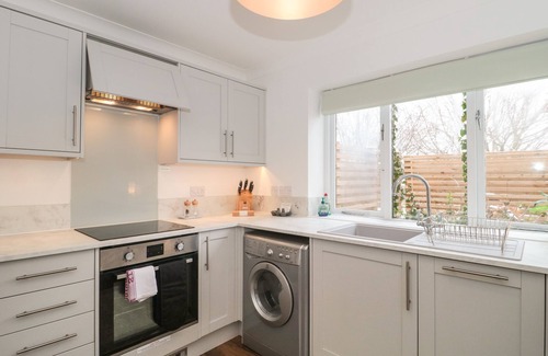 Isle of Purbeck Cabaña | CASTLE VIEW ANNEX, pet friendly, with a garden in Corfe Castle