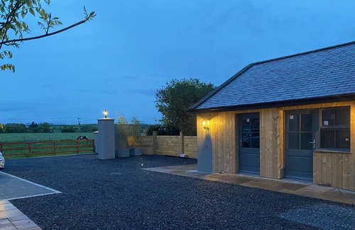 Derbyhaven Otro | Castle View, Church Farmhouse - Idyllic Countryside Getaway