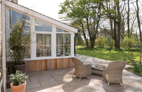 Derbyhaven Otro | Castle View, Church Farmhouse - Idyllic Countryside Getaway