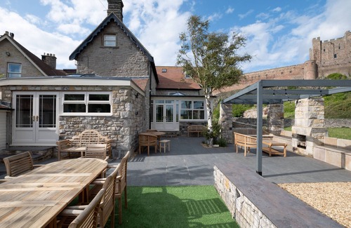 Bamburgh Cabaña | Castle View - sleeps 16 guests in 8 bedrooms