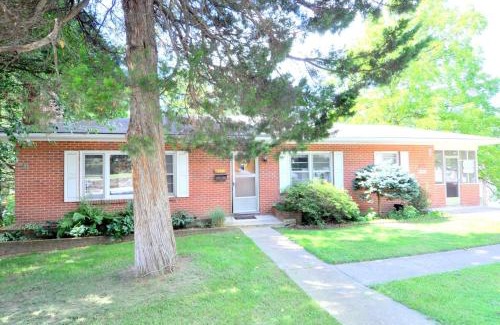 Berkeley Springs Chalet De Esquí | Castle View - Wifi, Pet Friendly, Screen Porch, Game Room, Grill, Family Friendly, Kid Friendly, Fireplace