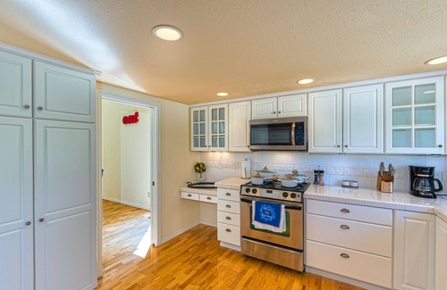 Cougar Mountain Casa | CASTLE VILLA: convenient n comfortable!