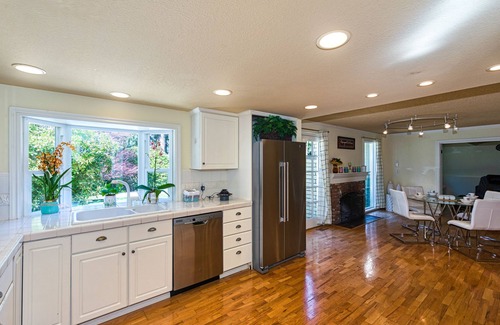 Cougar Mountain Casa | CASTLE VILLA: convenient n comfortable!