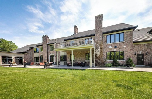 Grimsby Otro | Castle with Great Views: GTA Skyline & Modern Citie & Nature Mountains & Beach