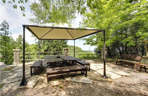 Grimsby Otro | Castle with Great Views: GTA Skyline & Modern Cities & Nature Mountains & Beach