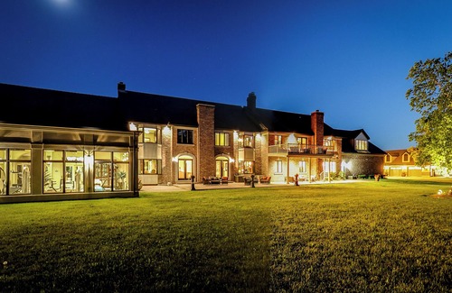 Grimsby Otro | Castle with Great Views: GTA Skyline & Modern Cities & Nature Mountains & Beach