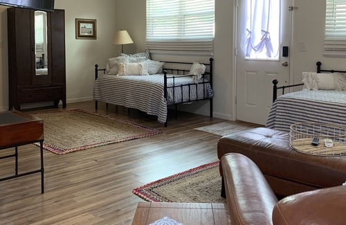 Castroville Apartamento | Castroville, Little Alsace of Texas, cozy backhouse! 20 minutes to theme parks