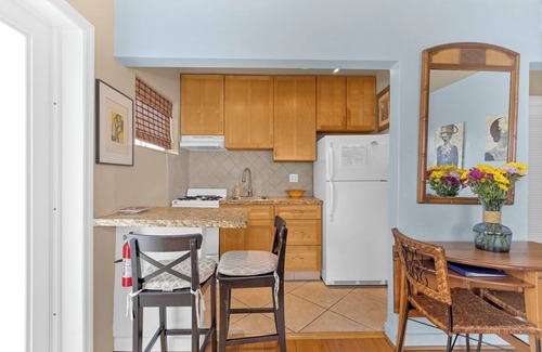 North Beach Apartamento | Vida informal en la playa: 1 cama / 1 baño, arte inspirado, jardín privado, pasos de la playa