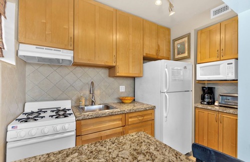 North Beach Apartamento | Vida informal en la playa: 1 cama / 1 baño, arte inspirado, jardín privado, pasos de la playa