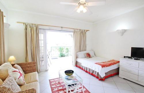Worthing Apartamento | Casual Beachfront Studio with Pool apts by Bluescape