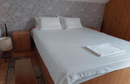 Vladesti Casa | Casuta dintre dealuri