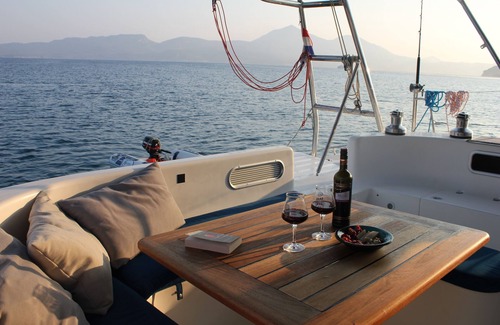 Vlychada Alquiler De Eote | Catamarán de crucero con patrón y azafata.