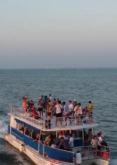 Punta Cancún Alquiler De Eote | Catamaran Fragata Cancun