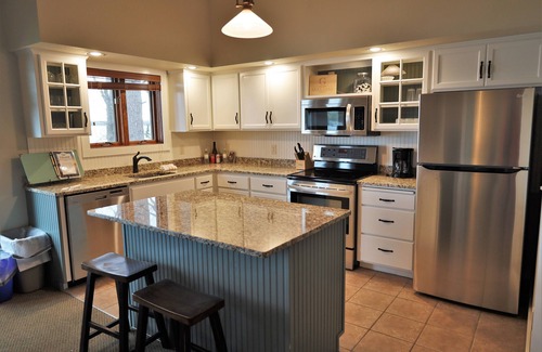 Nisswa Condominio | Catch Breathtaking Sunset Views from this Lake Front Condo w/ Fire Pit on Gull Lake