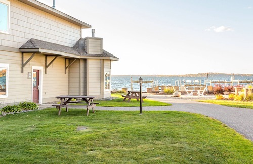 Nisswa Condominio | Catch Breathtaking Sunset Views from this Lake Front Condo w/ Fire Pit on Gull Lake