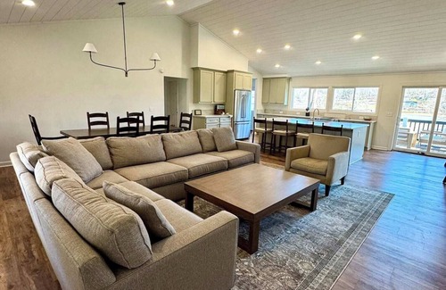 Hiawassee Casa | Catch N Relax - by Chatuge Home Concierge Hot tub, fire pit, private dock with boat slip
