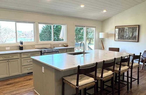 Hiawassee Casa | Catch N Relax - by Chatuge Home Concierge Hot tub, fire pit, private dock with boat slip