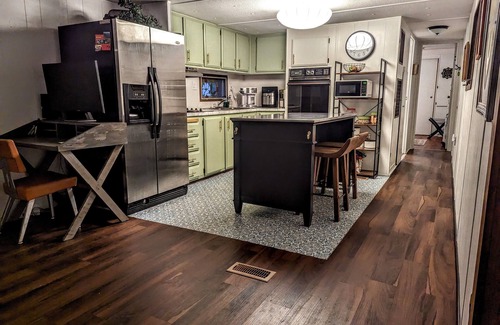 South Toledo Bend Cabina | Catchin' 247 - Lakefront hideaway, outdoor spa, bar, firepit!