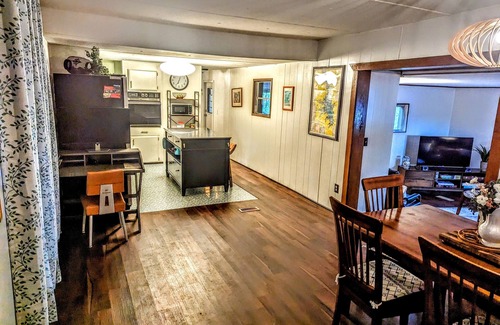 South Toledo Bend Cabina | Catchin' 247 - Lakefront hideaway, outdoor spa, bar, firepit!