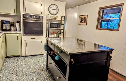 South Toledo Bend Cabina | Catchin' 247 - Lakefront hideaway, outdoor spa, bar, firepit!