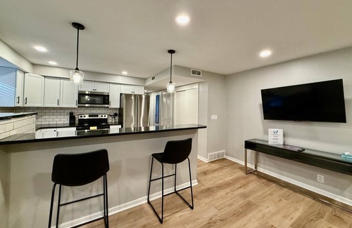 Joslyn Castle Apartamento | Cathedral 9-Modern 1 King Bedroom