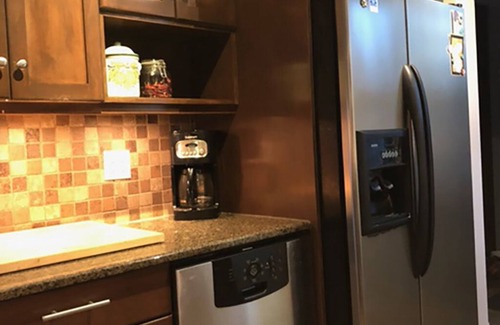 Regina Casa | Cathedral Home in Quiet Neighbourhood