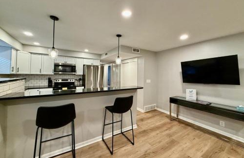 Joslyn Castle Apartamento | Cathedral Modern King bed with Washer & Dryer