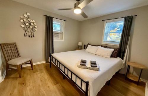Joslyn Castle Apartamento | Cathedral Modern King bed with Washer & Dryer