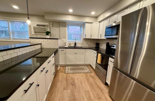 Joslyn Castle Apartamento | Cathedral Modern King bed with Washer & Dryer