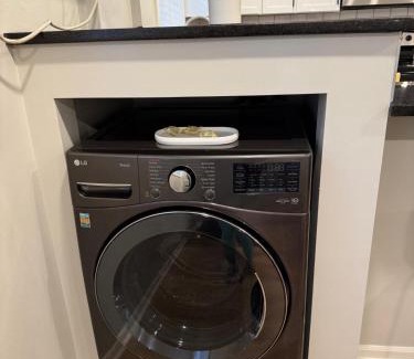 Joslyn Castle Apartamento | Cathedral Modern King bed with Washer & Dryer