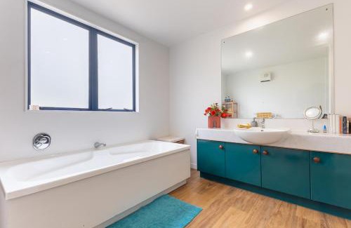 Te Horo Casa | Catley Lodge B&B Farmstay