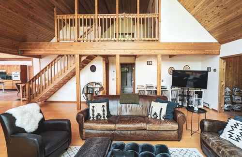 New Kingston Chalet De Esquí | Chalet moderno con bañera de hidromasaje, sauna, sala de juegos y estanque de natación.